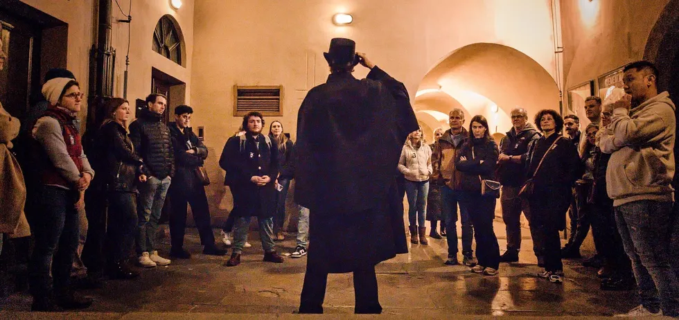 ghost tour: guide and tourists